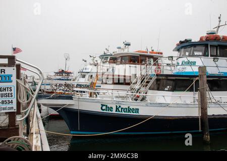 Bay Shore, New York, USA - 27. Mai 2022: Seitenansicht der Charterfischboote, die im Captree State Park Long Island angedockt sind, um Kunden aus dem Boot zu holen Stockfoto