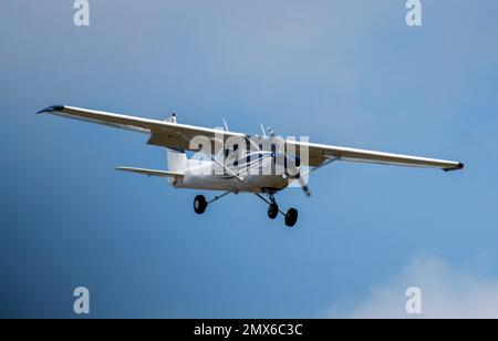 Ein kleines Requisitenflugzeug, das auf einem lokalen Flughafen landet Stockfoto