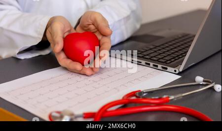 Banner oder Arzt hält und zeigt ein rotes Herz. Themenkonzept: Unterstützung, kardiologische Versorgung Stockfoto