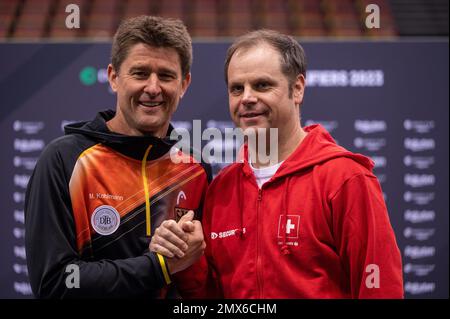 Trier, Deutschland. 02. Februar 2023. Tennis: Männer, Davis Cup - Qualifikationsrunde, Qualifikationsrunde, Deutschland - Schweiz: Deutscher Trainer Michael Kohlmann (l) und Schweizer Trainer Severin Lüthi geben sich nach dem Auslosung die Hand. Kredit: Harald Tittel/dpa/Alamy Live News Stockfoto