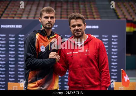 Trier, Deutschland. 02. Februar 2023. Tennis: Männer, Davis Cup - Qualifikationsrunde, Qualifikationsrunde, Deutschland - Schweiz: Oscar Otte (l) aus Deutschland und Stan Wawrinka (r) aus der Schweiz geben sich nach der Verlosung die Hand. Kredit: Harald Tittel/dpa/Alamy Live News Stockfoto