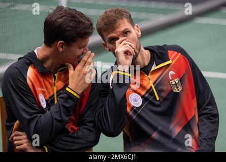 Trier, Deutschland. 02. Februar 2023. Tennis: Männer, Davis Cup - Qualifikationsrunde, Qualifikationsrunde, Deutschland - Schweiz: Deutsche Davis Cup-Spieler Daniel Altmaier (l) und Oscar Otte unterhalten sich während der Verlosung der Spielpaare. Kredit: Harald Tittel/dpa/Alamy Live News Stockfoto