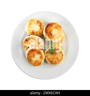 Köstliche Pfannkuchen mit Hüttenkäse und Minze isoliert auf weiß, Blick von oben Stockfoto