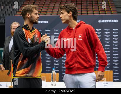 Trier, Deutschland. 02. Februar 2023. Tennis: Männer, Davis Cup - Qualifikationsrunde, Qualifikationsrunde, Deutschland - Schweiz: Oscar Otte (l) aus Deutschland und Marc-Andrea Hüsler (r) aus der Schweiz geben sich nach der Verlosung die Hand. Kredit: Harald Tittel/dpa/Alamy Live News Stockfoto