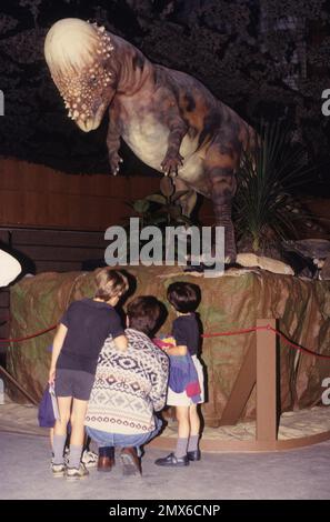 Lebensgroße animatronische Dinosaurier des amerikanischen Unternehmens Dinamation Corp auf der Ausstellung bei den „Dinosaurs Alive!“ Die Ausstellung im Alexandrea-Palast erfreuen Sie sich an der Besichtigung Stockfoto