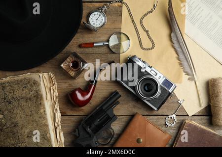 Komposition mit verschiedenen alten Gegenständen auf Holzhintergrund. Detektiv-Layout Stockfoto