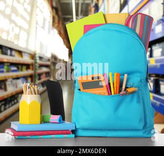 Heller Rucksack mit Schulpapier auf dem Tisch im Einkaufszentrum Stockfoto