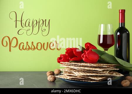 Komposition mit Passover-Matten auf grünem Hintergrund. Pesach-Feier Stockfoto