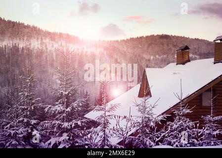 Wunderschöner verschneiter Wald und Hütte am Wintertag Stockfoto