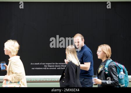 Schaufenster werden als eine Maske ihres Respekts vor einem Fortnum & Mason Store im Zentrum von London, nach dem Tod von Königin Elizabeth II. Gesehen Stockfoto
