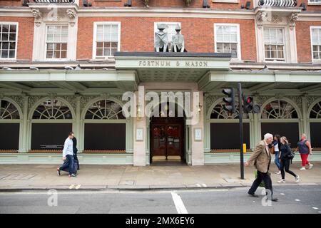 Schaufenster werden als eine Maske ihres Respekts vor einem Fortnum & Mason Store im Zentrum von London, nach dem Tod von Königin Elizabeth II. Gesehen Stockfoto