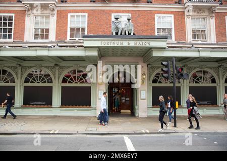 Schaufenster werden als eine Maske ihres Respekts vor einem Fortnum & Mason Store im Zentrum von London, nach dem Tod von Königin Elizabeth II. Gesehen Stockfoto