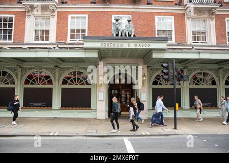 Schaufenster werden als eine Maske ihres Respekts vor einem Fortnum & Mason Store im Zentrum von London, nach dem Tod von Königin Elizabeth II. Gesehen Stockfoto