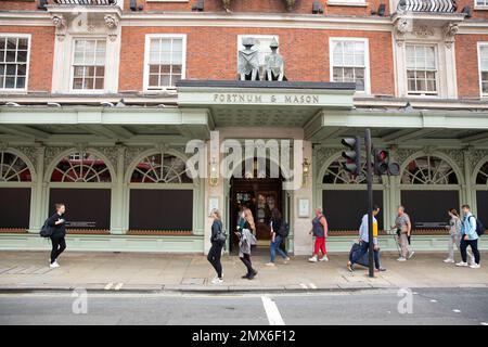 Schaufenster werden als eine Maske ihres Respekts vor einem Fortnum & Mason Store im Zentrum von London, nach dem Tod von Königin Elizabeth II. Gesehen Stockfoto
