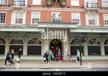 Schaufenster werden als eine Maske ihres Respekts vor einem Fortnum & Mason Store im Zentrum von London, nach dem Tod von Königin Elizabeth II. Gesehen Stockfoto