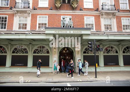 Schaufenster werden als eine Maske ihres Respekts vor einem Fortnum & Mason Store im Zentrum von London, nach dem Tod von Königin Elizabeth II. Gesehen Stockfoto