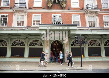 Schaufenster werden als eine Maske ihres Respekts vor einem Fortnum & Mason Store im Zentrum von London, nach dem Tod von Königin Elizabeth II. Gesehen Stockfoto