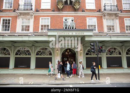 Schaufenster werden als eine Maske ihres Respekts vor einem Fortnum & Mason Store im Zentrum von London, nach dem Tod von Königin Elizabeth II. Gesehen Stockfoto