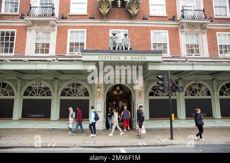 Schaufenster werden als eine Maske ihres Respekts vor einem Fortnum & Mason Store im Zentrum von London, nach dem Tod von Königin Elizabeth II. Gesehen Stockfoto