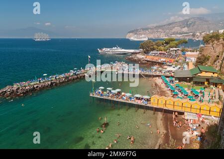 Hochgeschwindigkeitsfahrzeug Superflyte, Ankunft in Sorrent von Capri, Italien. Ein Großsegler und ein Kreuzfahrtschiff sind im Hintergrund. Stockfoto