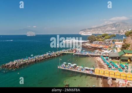 Hochgeschwindigkeitsfahrzeug Superflyte, Ankunft in Sorrent von Capri, Italien. Ein Großsegler und ein Kreuzfahrtschiff sind im Hintergrund. Stockfoto