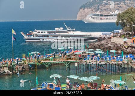 Hochgeschwindigkeitsfahrzeug Superflyte, Ankunft in Sorrent von Capri, Italien. Ein Kreuzfahrtschiff ist im Hintergrund. Stockfoto