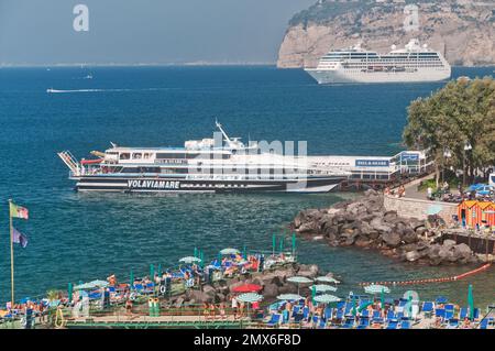 Hochgeschwindigkeitsfahrzeug Superflyte, Ankunft in Sorrent von Capri, Italien. Ein Kreuzfahrtschiff ist im Hintergrund. Stockfoto