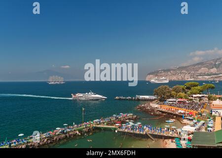 Hochgeschwindigkeitsfahrzeug Superflyte, Ankunft in Sorrent von Capri, Italien. Ein Großsegler und ein Kreuzfahrtschiff sind im Hintergrund. Stockfoto