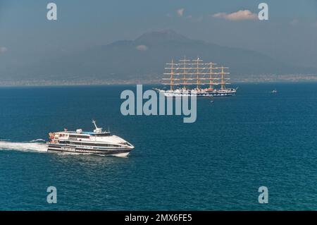 Hochgeschwindigkeitsfahrzeug, Superflyte, vorbei an einem Großschiff, das von Capri, Italien, nach Sorrent kommt Stockfoto