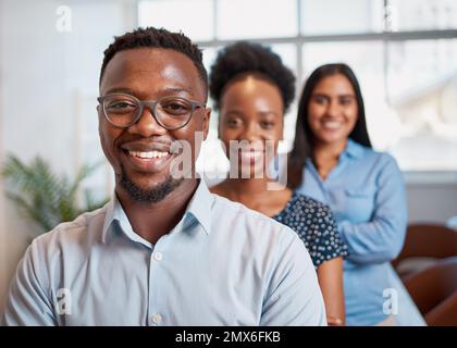 Drei verschiedene Geschäftsleute, die sich für ein Porträt anmeldeten, konzentrieren sich auf Black man Stockfoto
