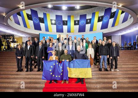 Kiew, Ukraine. 02. Februar 2023. Mitglieder der Delegation der Europäischen Kommission unter Leitung von EG-Präsident Ursula von der Leyen, Linke, und ukrainische Delegation unter Leitung von Präsident Volodymyr Zelenskyy, Center, Und Premierminister Denys Shmyhal, richtig, hält nationale Flaggen, während sie für ein Gruppenfoto beim ersten zwischenstaatlichen Konsultationsgipfel zwischen der Europäischen Kommission und der Ukraine am 2. Februar 2023 in Kiew, Ukraine, posieren. Kredit: Sarsenov Daniar/Pressestelle Des Ukrainischen Präsidenten/Alamy Live News Stockfoto