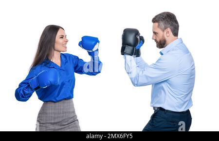 Foto von den beschuldigten Geschäftsleuten, Rivalität, tragen Boxhandschuhe. Geschäftsleute-Rivalität Stockfoto