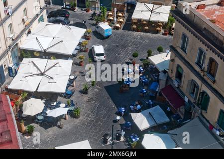 Restauranttische im Viertel Castel dell'Ovo in Neapel, Italien, aus der Vogelperspektive Stockfoto