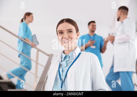 Das Porträt der Arztin auf der Treppe in der Klinik Stockfoto