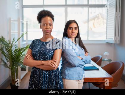 Zwei Geschäftsfrauen stehen hintereinander, erfolgreiche Mitbegründer im Vorstandssaal Stockfoto