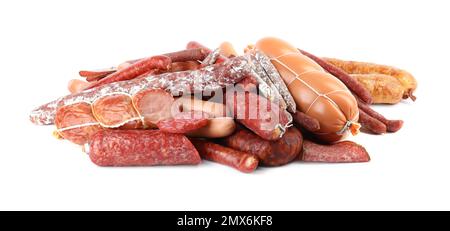 Verschiedene leckere Würstchen auf weißem Hintergrund. Fleischerzeugnis Stockfoto