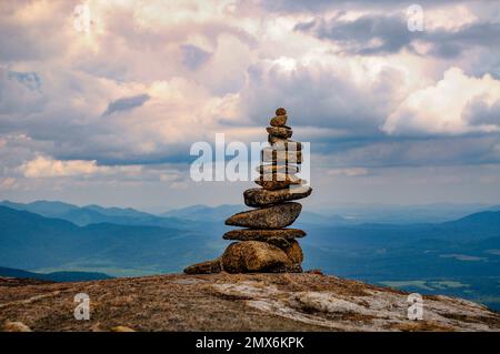 A Rock Cairn, Rocks Flying on the Hiking Trail, auf dem Gipfel des Cascade Mountain in den Adirondack Mountains in New York Stat Stockfoto