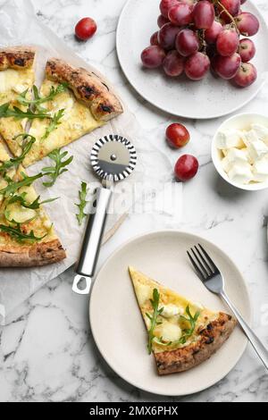 Leckere Käsepizza auf einem weißen Marmortisch, flach liegend Stockfoto
