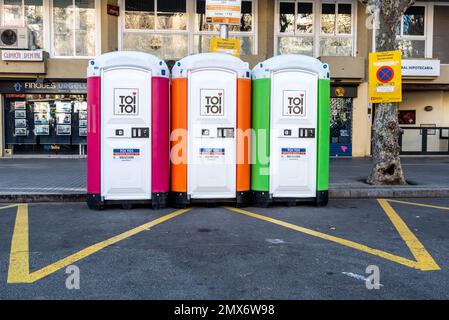 Barcelona, Spanien - 21. Januar 2023: Drei tragbare Toilettenkabinen auf einer Straße in Barcelona während eines lokalen Festivals Stockfoto