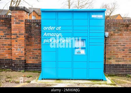 Amazon Hub locker vor dem Bahnhof Sandbach, Cheshire UK Stockfoto