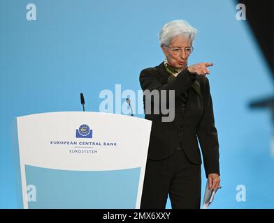 02. Februar 2023, Hessen, Frankfurt am Main: Christine Lagarde, Präsidentin der Europäischen Zentralbank (EZB), verlässt das Podium nach der Pressekonferenz am Sitz der EZB. Die führenden Währungswächter Europas beschlossen, den Leitzins auf ihrer ordentlichen ratstagung auf 3,0 Prozent anzuheben. Foto: Arne Dedert/dpa Stockfoto