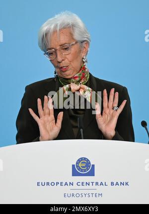 02. Februar 2023, Hessen, Frankfurt am Main: Christine Lagarde, Präsidentin der Europäischen Zentralbank (EZB), spricht während der Pressekonferenz am Sitz der EZB. Die führenden Währungswächter Europas beschlossen, den Leitzins auf ihrer ordentlichen ratstagung auf 3,0 Prozent anzuheben. Foto: Arne Dedert/dpa Stockfoto