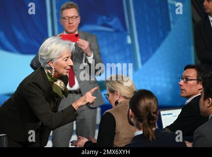 02. Februar 2023, Hessen, Frankfurt/Main: Christine Lagarde (l), Präsidentin der Europäischen Zentralbank (EZB), spricht nach der Pressekonferenz am Sitz der EZB mit Journalisten. Die führenden Währungswächter Europas beschlossen, den Leitzins auf ihrer ordentlichen ratstagung auf 3,0 Prozent anzuheben. Foto: Arne Dedert/dpa Stockfoto