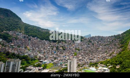 Panoramablick aus der Vogelperspektive auf eine Favela von Rocinha in Sao Conrado, Rio de Janeiro, Brasilien, mit rund 70.000 Einwohnern Stockfoto