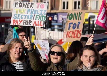 Am 1. Februar 2023 in London, England, veranstalten streikende Lehrer der Teachers Education Union (neu) am Windrush Square, Brixton, eine Kundgebung. Diese Bildungsarbeiter sagen, dass reale Lohnkürzungen zu einer Krise bei der Einstellung und Bindung von Arbeitsplätzen führen und ein Problem darstellen, an dem sich die Regierung nicht beteiligt. Rund 85 % der Schulen werden heute durch den Streik ganz oder teilweise geschlossen. Stockfoto