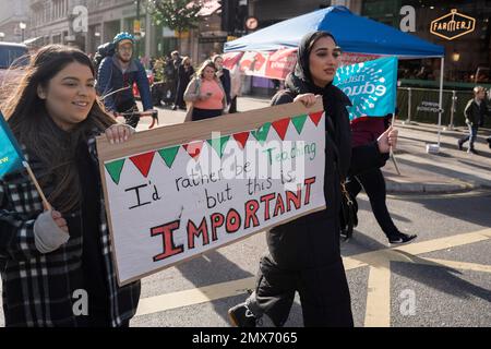 Am 1. Februar 2023 in London, England, veranstalten streikende Lehrer der Teachers Education Union (neu) eine Kundgebung in der Londoner Innenstadt. Diese Bildungsarbeiter sagen, dass reale Lohnkürzungen zu einer Krise bei der Einstellung und Bindung von Arbeitsplätzen führen und ein Problem darstellen, an dem sich die Regierung nicht beteiligt. Rund 85 % der Schulen werden heute durch den Streik ganz oder teilweise geschlossen. Stockfoto