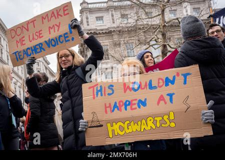 Am 1. Februar 2023 in London, England, veranstalten streikende Lehrer der Teachers Education Union (neu) eine Kundgebung in der Londoner Innenstadt. Diese Bildungsarbeiter sagen, dass reale Lohnkürzungen zu einer Krise bei der Einstellung und Bindung von Arbeitsplätzen führen und ein Problem darstellen, an dem sich die Regierung nicht beteiligt. Rund 85 % der Schulen werden heute durch den Streik ganz oder teilweise geschlossen. Stockfoto