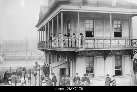 Kardinal Logue überprüft Feuerwehrboote in New York - c1900 Stockfoto