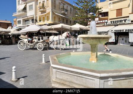 Brunnen und altmodische Pferdekutsche in der Altstadt von Chania. Stockfoto