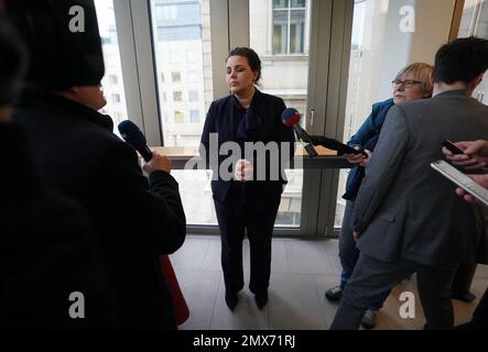 02. Februar 2023, Hamburg: Anna Gallina (Bündnis 90/die Grünen), Senatorin für Justiz und Verbraucherschutz in Hamburg, beantwortet Fragen von Medienvertretern nach der Sitzung des Justizausschusses des Hamburger Parlaments. Das Justizkomitee befasste sich mit dem tödlichen Messerangriff auf den Regionalzug von Kiel nach Hamburg. Richter Senatorin Gallina berichtete dem Komitee über Hamburger Aspekte des Verbrechens. Vor einer Woche wurden zwei junge Menschen getötet und fünf weitere verletzt. Der mutmaßliche Täter, ein 33 Jahre alter Palästinenser, war ein paar Tage zuvor aus dem Gerichtsverfahren entlassen worden Stockfoto